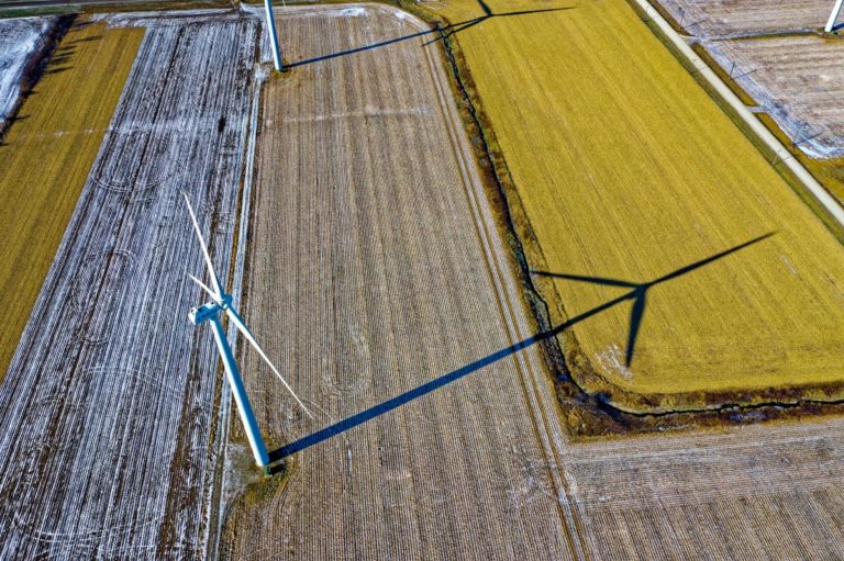 Molinos de viento captados desde el dron